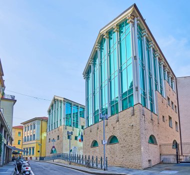 BERGAMO, İtalya - 7 Nisan 2022: Via Borfuro, Citta Bassa, Bergamo, İtalya 'daki Bergamo Sarayı Sarayı' nın modern cephesi