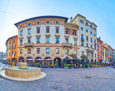 Largo Nicolo Rezzara 'daki tarihi mimari panoraması çok güzel klasik şehir evleri ve taş çeşmesi, Citta Bassa, Bergamo, İtalya