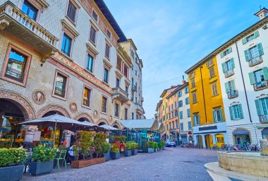Largo Nicolo Rezzara, Bergamo, İtalya 'da konforlu restoranları ve mağazaları olan tarihi kasaba evleri.