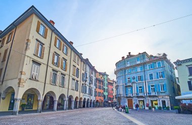 Piazza Pontida 'dan aşağı yürü, tarihi yaşam evleri, saraylar ve turist dükkanlarıyla dolu, Bergamo, İtalya
