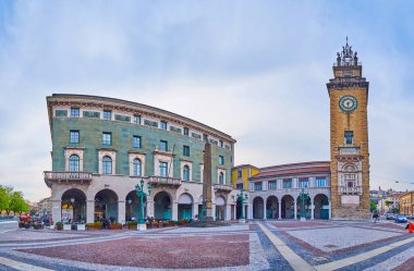 Piazza Vittorio Veneto Panoraması Anma Kulesi ve İtalya 'daki Banca Popolare di Bergamo tarihi binası