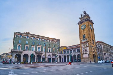 Günbatımı gökyüzü tarihi Piazza Vittorio Veneto 'nun manzaralı mimari topluluğu üzerinde Memorial Tower, Citta Bassa, Bergamo, İtalya