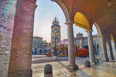 Piacentiniano Merkezi, Piazza Vittorio Veneto, Citta Bassa, Bergamo, İtalya 'nın en yüksek taş kulesi ve klasik atlıkarınca