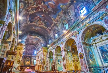 BERGAMO, İtalya - 7 Nisan 2022: San Bartolomeo ve San Stefano Kilisesi 'nin süslü dua salonu, fresklerle, sıva ve ahşap oymalarla süslenmiş, Bergamo, İtalya