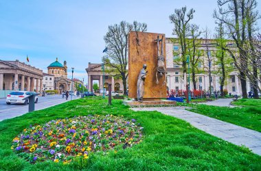 BERGAMO, İtalya - 7 Nisan 2022: Porta Nuova, Bergamo, İtalya 'ya karşı Piazza Giacomo Matteotti' de çiçek yataklı park