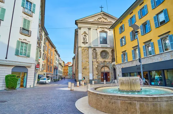 stock image The scenic modern stone fountain on Largo Nicolo Rezzara against the backdrop of the medieval San Leonardo Church, Bergamo, Italy