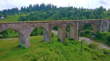 Dağ manzaralı Panorama, Prut Nehri ve taş kemerli tarihi Avusturya demiryolu köprüsü viyadük, Vorokhta, Karpatlar, Ukrayna