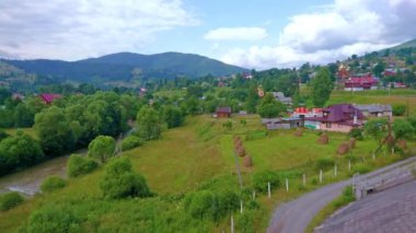 Prut Nehri ve Vorokhta, Ukrayna çatıları ile Karpat Dağları 'nın sulu yeşil manzarası