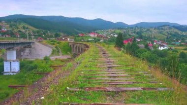 Tarihi demiryolu köprüsünden aşağı yürüyün ve soldan modern demiryolu köprüsünü, Vorokhta 'yı, Karpatlar' ı, Ukrayna 'yı izleyin.