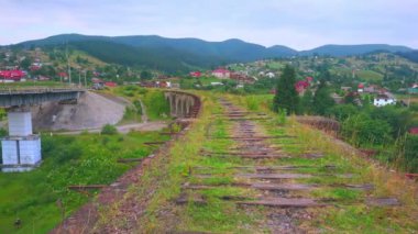 Dağlardan, ormanlardan, küçük evlerden ve eski demiryolu köprüsünden, Vorokhta 'dan, Karpatlardan, Ukrayna' dan Prut Nehri 'nden panorama