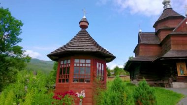 Vorokhta, Karpatlar, Ukrayna 'daki tepede bulunan Kutsal Bakire Meryem' in Doğuşu Ortaçağ ahşap kilisesinin panoraması.