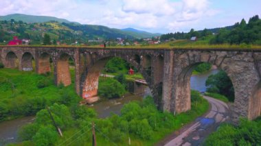 Prut Nehri ile yeşil dağ manzarası ve Avusturya yapımı kemerli köprü viyadük, Vorokhta, Karpatlar, Ukrayna
