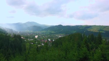 Geniş yeşil vadisiyle Verkhovyna Panoraması, kozalaklı ormanlar ve Karpat Dağları, Ukrayna