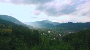 Eski kozalaklı ormanlar, Kara Çeriş Nehri vadisi ve Verkhovyna, Karpat Dağları, Ukrayna evleri olan dağ manzarası.