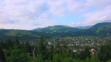 Uzun kozalaklı ağaçların, dağların, Verkhovyna, Karpatlar ve Ukrayna 'nın barındırdığı kıvrımlı Verkhovyna Nehri vadisinin panoramik manzarası