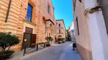 Brescia 'nın eski caddelerinde yürüyüşün tadını çıkarın - Via Elia Capriolo, Contrada San Giovanni ve Corso Goffredo Mameli tarihi şehir simgeleriyle - Vaftizci John Kilisesi ve çeşmeli Pallata Kulesi, İtalya