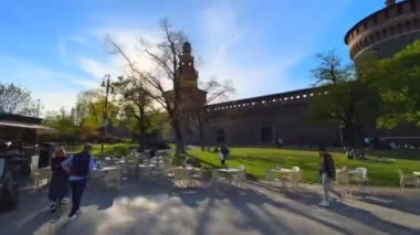Filarete Kulesi 'nin önündeki Castle Fountain ile dekore edilmiş Piazza Castello' nun günbatımı manzarası ve Sforza Şatosu, Milan, İtalya 'nın tarihi surları.