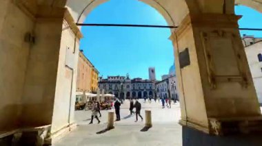 Piazza della Loggia 'da Palazzo della Loggia, Torre del' Orologio (Astronomik Saat Kulesi) ve Piazza Duomo (Piazza Paolo VI) ile birlikte Palazzo Broletto, Yeni ve Eski Katedraller (Duomo Nuovo, Duomo Vecchio), Brescia, İtalya
