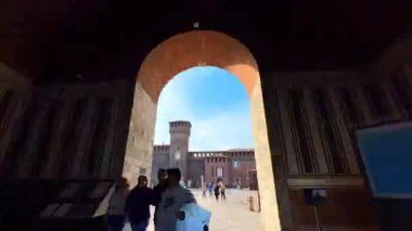 Ttimelapse, Piazza Castello 'dan Sforza Kalesi' ne Torre del Filarete, Corte Maggiore (Piazza d 'Armi), Corte Ducale ve Kale' nin dışında surlar, hendek, Torre Falconiera, Ponticella di Ludovico il Moro, Milan, İtalya