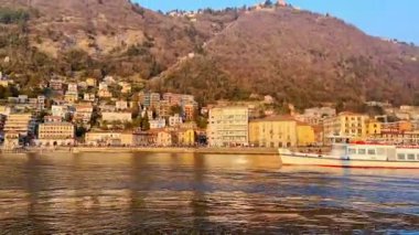 Monte Boletto, Como, İtalya 'nın yamacına karşı Como Gölü üzerinde hızlı yüzen feribot günbatımı panoraması