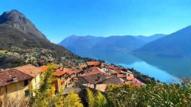 Ortaçağ Castello köyünde bir dağ manzarası, Lugano Gölü, eski çatılar, dar sokaklar, küçük bir çeşmeli Piazza Rusciett, Valsolda, İtalya