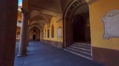 Pavia Üniversitesi 'ndeki Palazzo Centrale' nin süslü saraylarının zaman çizelgesi, Piazza Leonardo da Vinci, Pavia, Lombardy, İtalya 'daki yüksek tuğla kulelere yürüyor