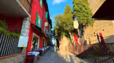 Dar sokaklar, renkli evler, restoranlar, hediyelik eşya dükkanları, Garda Gölü kıyısındaki ortaçağ Scaligero Kalesi, Sirmione, Lombardy, İtalya