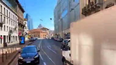 Porta Nuova Garibaldi alışveriş bölgesinden Simplon Gate, Milan, İtalya 'ya 1 numaralı tramvay yolculuğu.