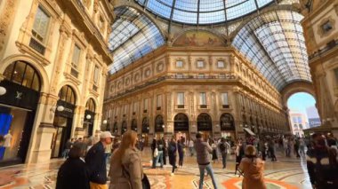 Vittorio Emanuele II 'nin zengin iç dekorasyonları, mozaikleri, taş oymaları, cam kasası ve kubbesi, Milan, İtalya