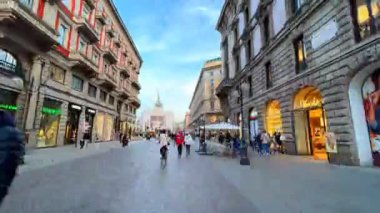 Timelapse, Dante, Piazza Cordusio, tarihi saraylı Piazza dei Mercanti, ünlü eserleri Galleria Vittorio Emanuele II ve İtalya 'nın Katedrali olan Piazza del Duomo' ya doğru yürüyor.