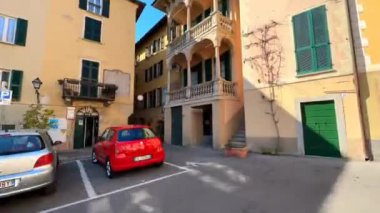 Siyahi tarihi konak evleri, küçük Piazza Roma, dağ manzaraları ve sığ Soldo Nehri, Valsolda, İtalya 'nın ortaçağ San Mamet sokaklarında yürüyüşün tadını çıkarın.