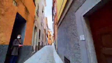 Ortaçağ şehir sokaklarının labirentini ve Cremona Katedrali 'nin muhteşem binasını maymundan keşfedin. İago Boccaccino' ya ve İtalya 'nın Piazza del Comune kentindeki cepheye bakın.