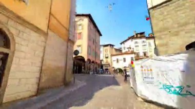 Timelapse, Citta Alta caddelerinde ve meydanlarında aralarında Palazzo Nuovo, Palazzo della Ragione, Palazzo della Podesta, Santa Maria Maggiore Bazilikası, Katedral, Cappella Colleoni, Bergamo, İtalya 'nın da yer aldığı eski kasaba, saray ve kiliselerle yürüyor.