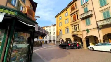 Bergamo 'nun klasik caddeleri, renkli konakları, dükkanları, restoranları, tarihi kiliseleri olan Citta Bassa' yı (Aşağı Şehir) keşfedin, Piazza Pontida, Largo Nicolo Rezzara, Via XX Settembre, Lombardy, İtalya