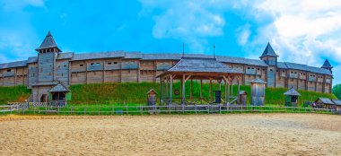 Turnuva alanının panoramik manzarası ve Ukrayna 'daki Kyiv Rus Parkı Detinets (Hisar)