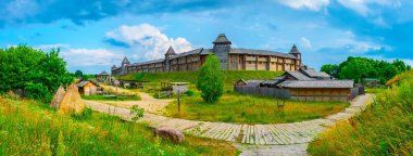 Kyiv Rus Parkı 'nda meyhane, market, tezgah ve atölye ile çevrili tarihi yeniden inşa panoraması Kyiv Detinets (Hisar), Ukrayna