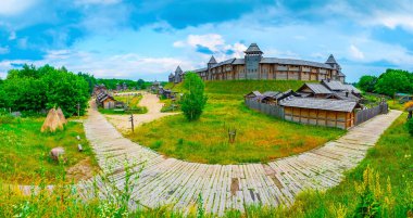 Kyiv Rus Parkı panoraması, yemyeşil ağaçlar, uzun otlar ve kır çiçekleri ile çevrili Kyiv Detinets (Kale) ile Ukrayna