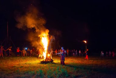 KOPACHIV, UKRAINE - 6 Temmuz 2021: İvana Kupala kutlamaları sırasında geleneksel saman heykeli yakma, Kyiv Rus Parkı, Ukrayna