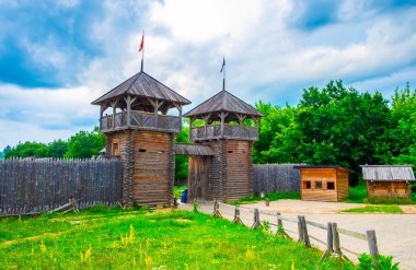 Gözetleme kuleleri ve Ukrayna 'daki Kyiv Rus Parkı' nın çitli ahşap kapısı.