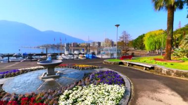 Maggiore Gölü, Locarno, Ticino, İsviçre seti üzerinde park halinde küçük taştan fıskiyeler ve çiçek yataklarıyla panorama