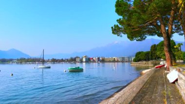 Maggiore Gölü, Locarno, İsviçre 'nin sakin mavi sularının puslu sabah manzarası