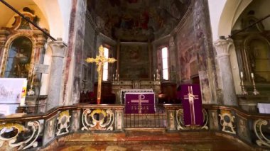 Orta çağ renkli freskler ve sunaklar İsviçre 'nin Ascona kentindeki St. Peter ve St. Paul Kilisesi' nde dekore edilmiştir.