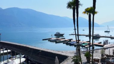 Ascona turizm bölgesi, eski şehir ve Maggiore Gölü 'nün arka planında puslu Alpler, İsviçre