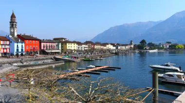 Maggiore Gölü 'nün kıyısındaki Ticino, İsviçre' nin arka planında sisli Alpler bulunan Ascona 'nın manzarası.