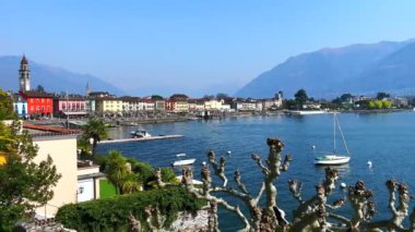 Maggiore Gölü Panoraması, sisli Alpler ve Ascona, Ticino, İsviçre 'deki küçük renkli eski evlerle dolu.