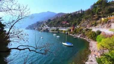 Maggiore Gölü 'nde yelkenli yatlar, yeşil dağ yamaçlarıyla çevrili, Ascona, Ticino, İsviçre