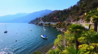 Maggiore Gölü 'nün panoraması. Yat ve teknelerle çevrili, dağlardaki yeşil ormanlarla çevrili, Ascona, Ticino, İsviçre
