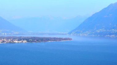 Ronco sopra Ascona dağ yerleşimi Maggiore Gölü manzarasını Ascona kıyısı ve sisli Alp yamaçları, Ticino, İsviçre