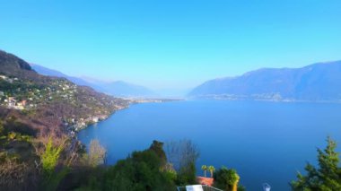 Sisli dağları ve Ronco sopra Ascona dağ yerleşiminden mavi Maggiore Gölü ile şaşırtıcı Alp manzarası, Ticino, İsviçre