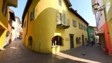 İsviçre 'nin Ascona kentindeki dar sokaklar, eski evler, turist dükkanları ve sanat galerileri.